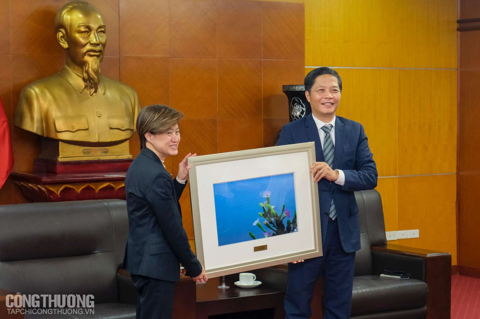 Bộ trưởng Trần Tuấn Anh tiếp xã giao bà Catherine Wong - Đại sứ Đặc mệnh toàn quyền Singapore tại Việt Nam