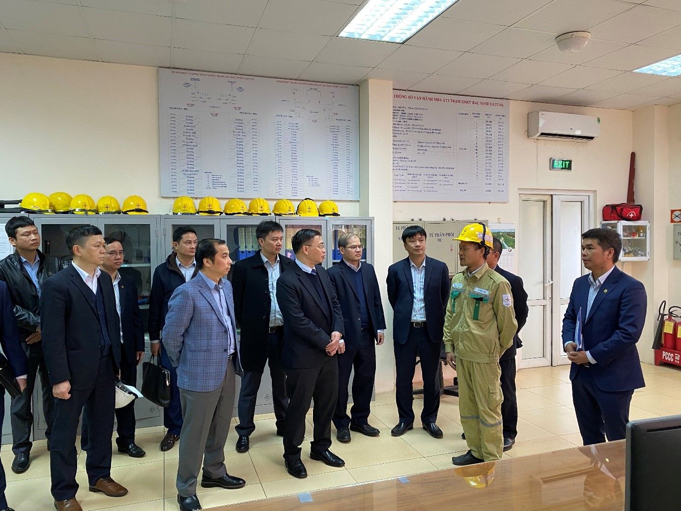 Đoàn công tác của Bộ Công Thương do Cục trưởng Cục Điều tiết điện lực Nguyễn Anh Tuấn chủ trì kiểm tra thực tế công tác đảm bảo cung cấp điện tại trạm biến áp 220kV Bắc Ninh 3 ngày 21/1/2020