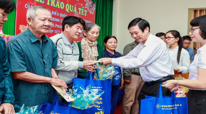 Ông Phạm Đình Quang – Phó Giám đốc Nhà máy Nhiệt điện Vĩnh Tân 4 trao quà cho bà con hộ nghèo, gia đình chính sách trên địa bàn TP Phan Rang - Tháp Chàm, Ninh Thuận