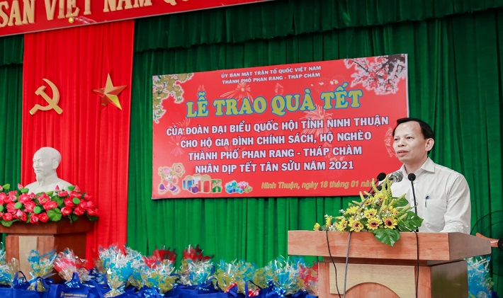 Ông Vũ Thanh Hải - Giám đốc NMNĐ Vĩnh Tân 4 phát biểu chia sẻ với bà con 