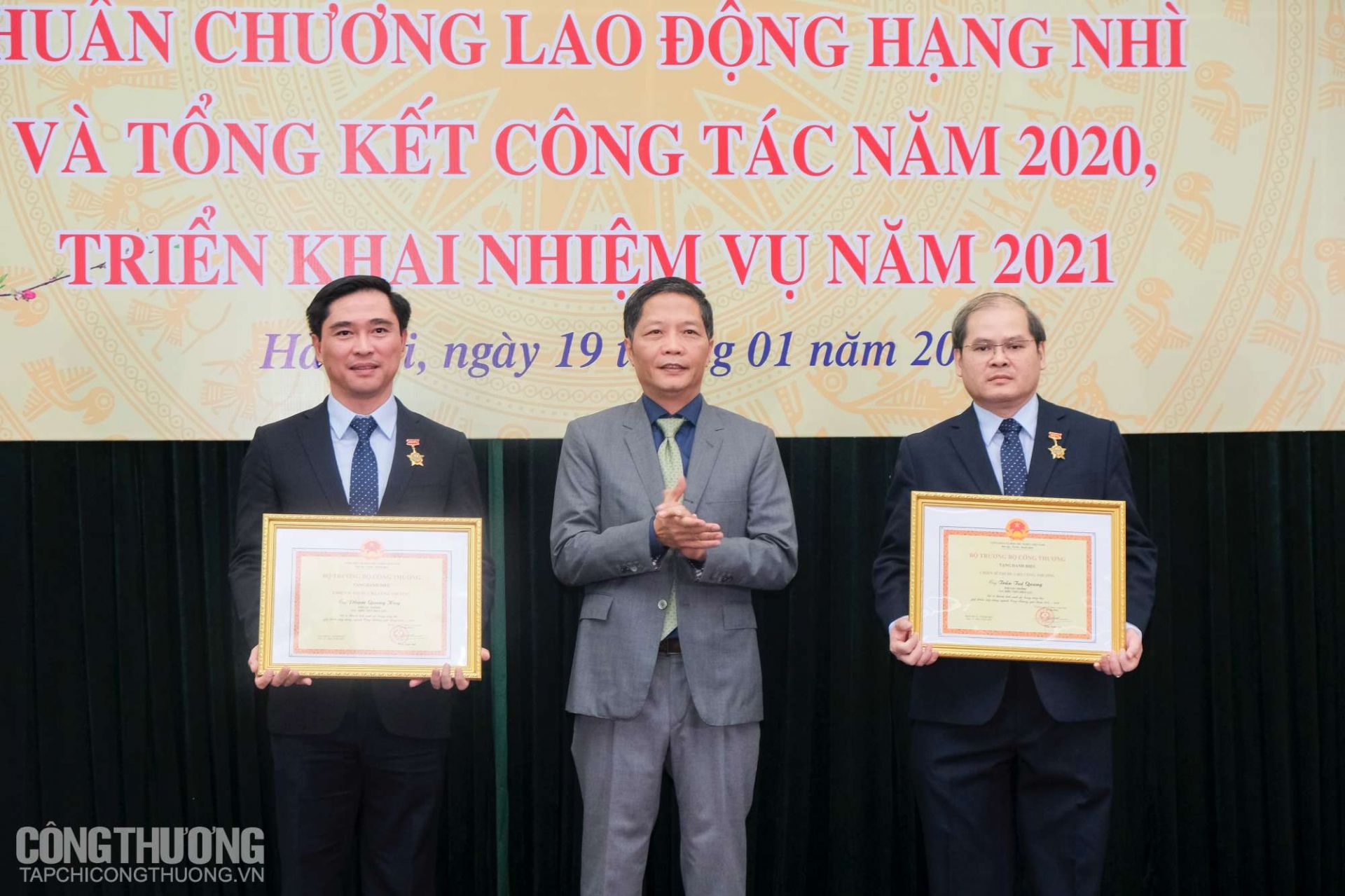 ... và trao Danh hiệu Chiến sỹ thi đua của Bộ Công Thương cho 2 Phó Cục trưởng Phạm Quang Huy và Trần Tuệ Quang