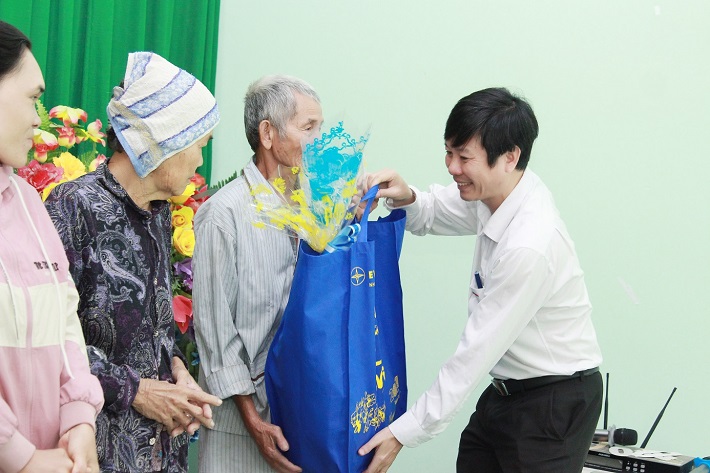 Ông Phạm Đình Quang – Phó Giám đốc Nhà máy Nhiệt điện Vĩnh Tân 4 trao quà cho bà con hộ nghèo, gia đình chính sách trên địa bàn xã Phước Hữu, tỉnh Ninh Thuận