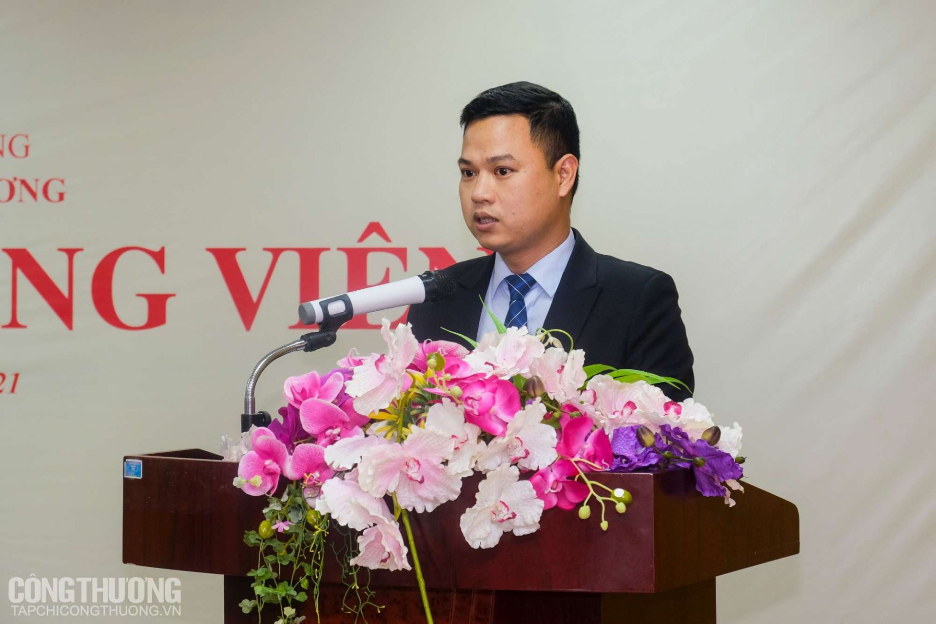 Đồng chí Hoàng Văn Dương đọc đơn xin vào Đảng