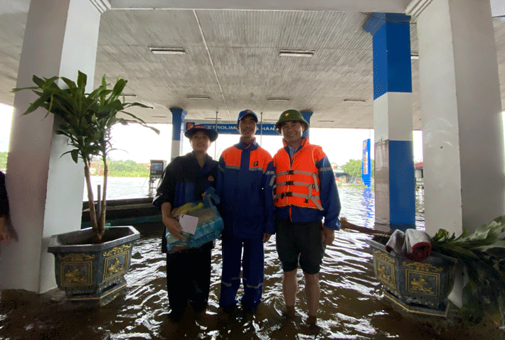 CĐXDVN đến thăm hỏi, động viên người lao động tại các Cửa hàng bị ngập lụt tại Cửa thuộc Cty XD Quảng Bình