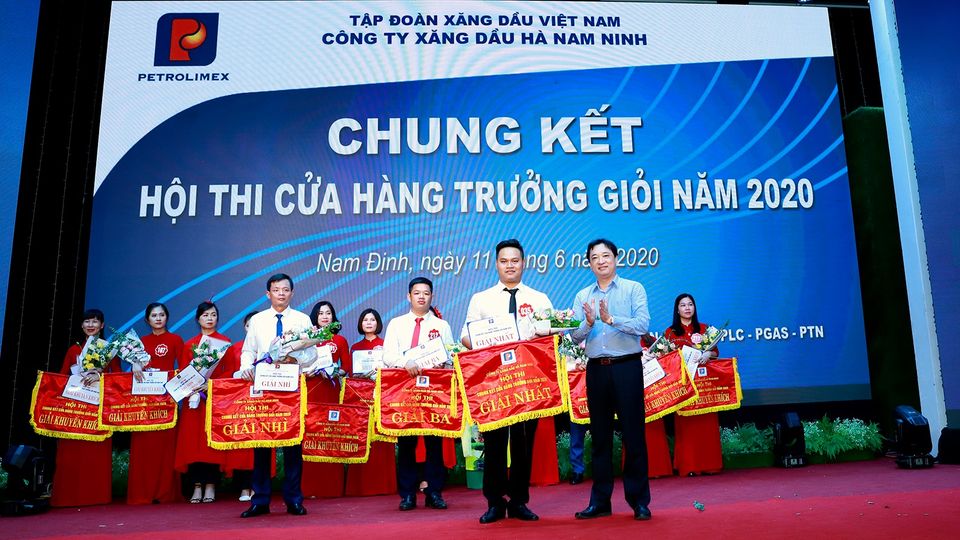 Phó Tổng Giám đốc Petrolimex Nguyễn Văn Sự trao giải nhất Hội thi tặng thí sinh Quang Thành Tài - CHT CHXD 35