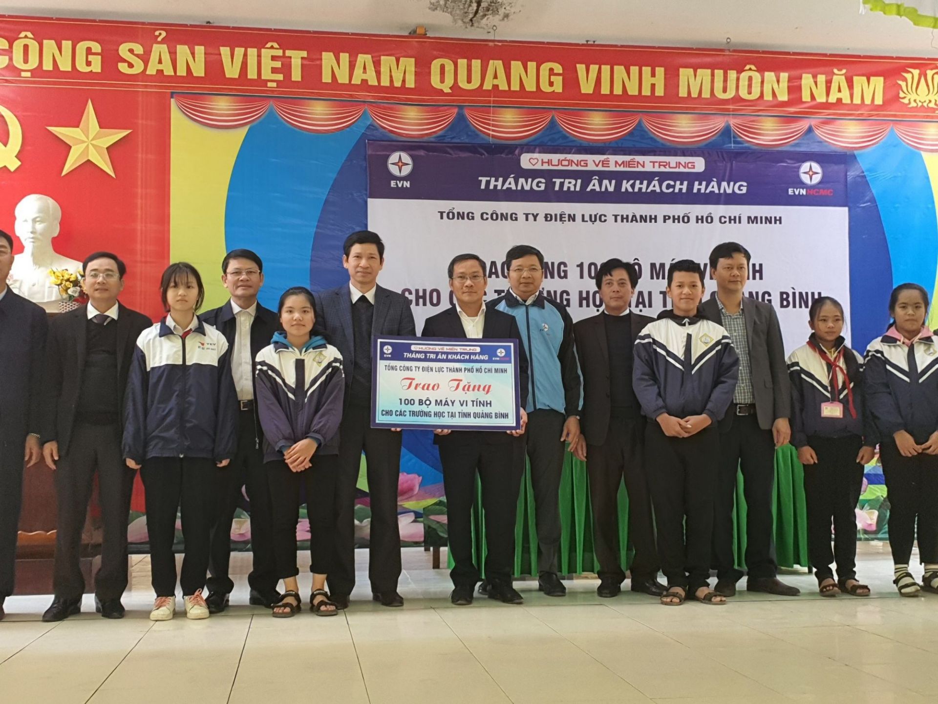 Phó Tổng giám đốc EVNHCMC Bùi Trung Kiên trao tặng 100 máy tính cho học sinh Quảng Bình bị thiệt hại do bão lũ, là một trong nhiều hoạt động xã hội, vì cộng đồng của EVNHCMC