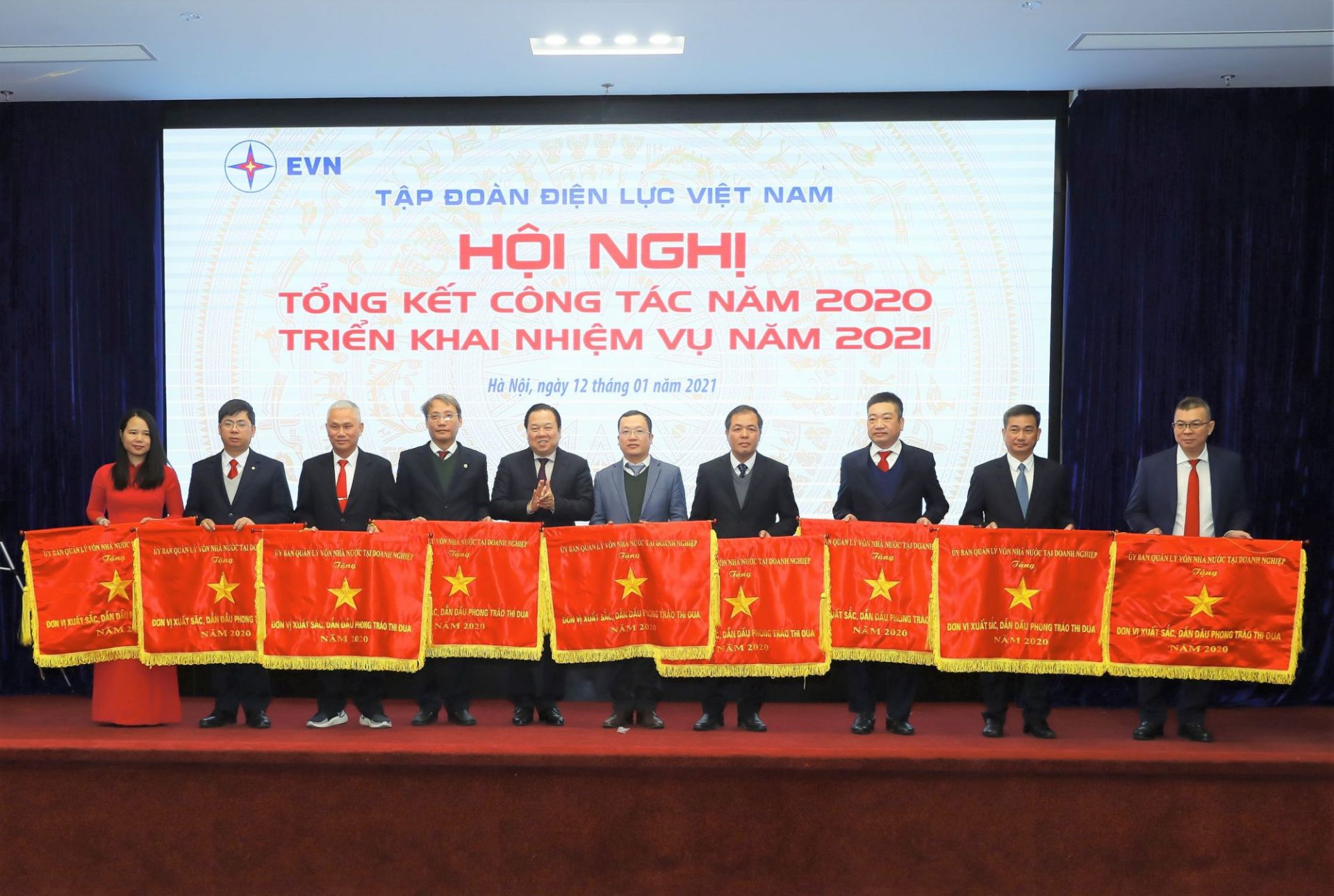Tổng Giám đốc Nguyễn Văn Thanh đại diện EVNHCMC nhận Cờ thi đua xuất sắc năm 2020 do Ủy ban Quản lý vốn nhà nước tại doanh nghiệp trao tặng