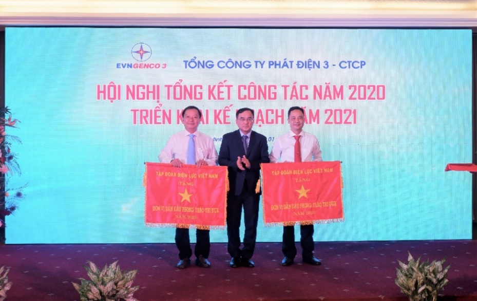Ông Dương Quang Thành - Chủ tịch HĐTV EVN trao tặng Cờ Thi đua của EVN cho Công ty Thủy điện Buôn Kuốp, Công ty cổ phần Nhiệt điện Bà Rịa có thành tích hoàn thành xuất sắc nhiệm vụ công tác năm 2020