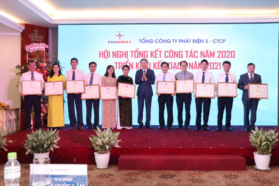 Ông Trần Đình Nhân – Tổng Giám đốc EVN trao tặng Tặng bằng khen của Tập đoàn Điện lực Việt Nam cho các tập thể, các đơn vị thuộc EVNGENCO 3 có thành tích hoàn thành xuất sắc nhiệm vụ trong công tác năm 2020