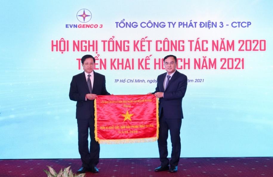 Ông Dương Quang Thành - Chủ tịch HĐTV EVN trao tặng Cờ Thi đua của Ủy ban Quản lý vốn Nhà nước tại doanh nghiệp cho Công ty Cổ phần Thủy điện Thác Bà đạt thành tích xuất sắc thuộc EVNGENCO 3 năm 2020.