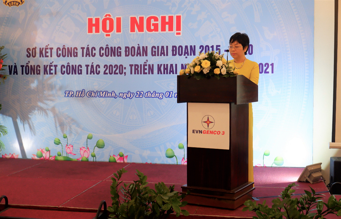 Đ/c Nguyễn Thị Hải Yến - Phó Chủ tịch Công đoàn Tổng Công ty trình bày Báo cáo kết quả thực hiện Nghị quyết Đại hội Công đoàn Tổng Công ty
