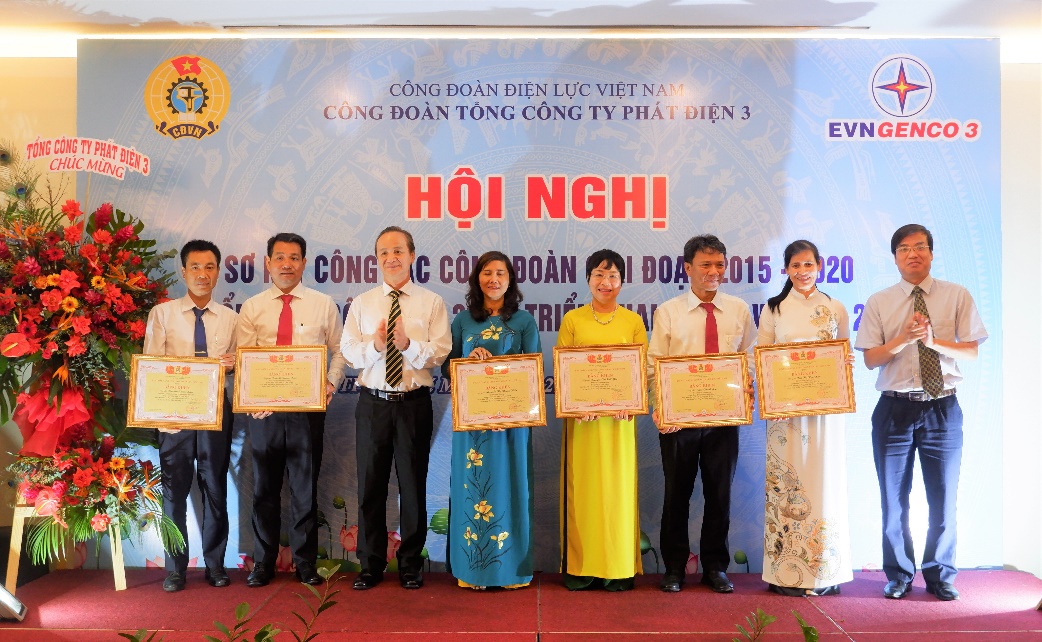 Trao tặng Bằng khen Công đoàn Điện lực Việt Nam cho các cá nhân đạt thành tích xuất sắc năm 2020 