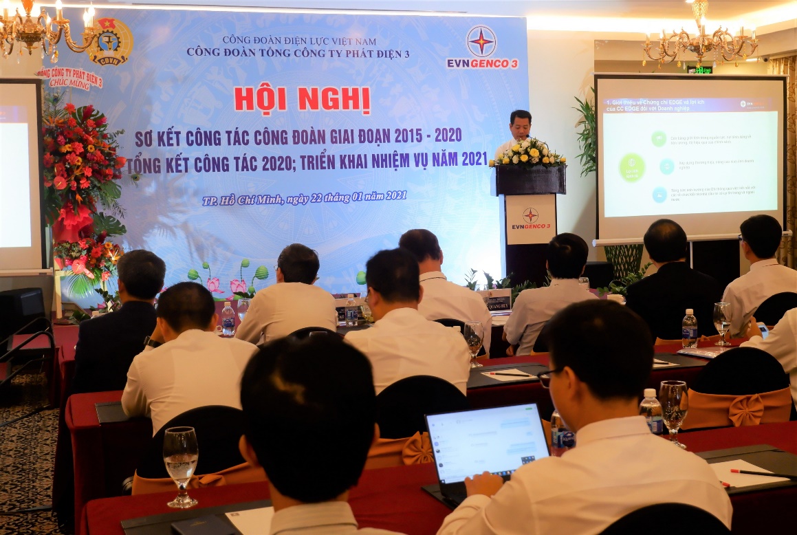 Đ/c Trần Lê Trung Hiếu - Chủ tịch Công đoàn Cơ quan Tổng Công ty Trình bày tham luận tại Hội nghị