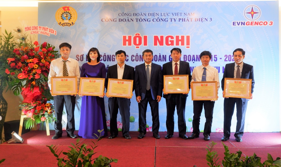 Trao tặng Bằng khen Công đoàn Điện lực Việt Nam cho các tập thể đạt thành tích xuất sắc năm 2020 