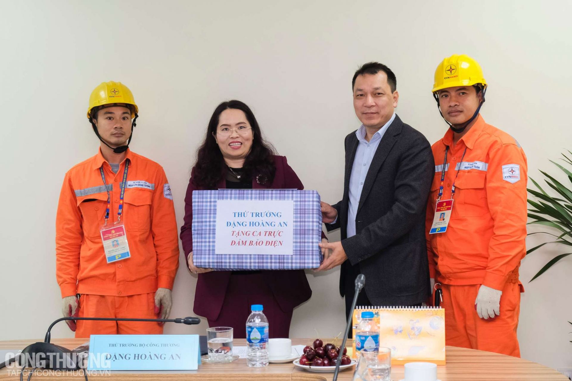 Thứ trưởng Đặng Hoàng An tặng quà cho cán bộ công nhân viên, người lao động tại PC Nam Từ Liêm thực hiện nhiệm vụ trực đảm bảo điện phục vụ Đại hội Đảng lần thứ XIII
