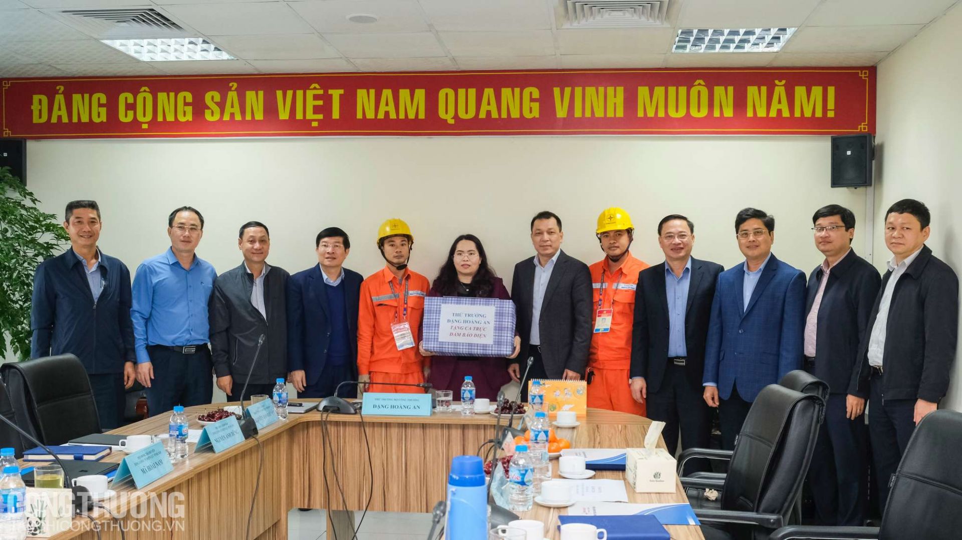 Thứ trưởng Đặng Hoàng An tặng quà cho cán bộ công nhân viên, người lao động tại PC Nam Từ Liêm thực hiện nhiệm vụ trực đảm bảo điện phục vụ Đại hội Đảng lần thứ XIII