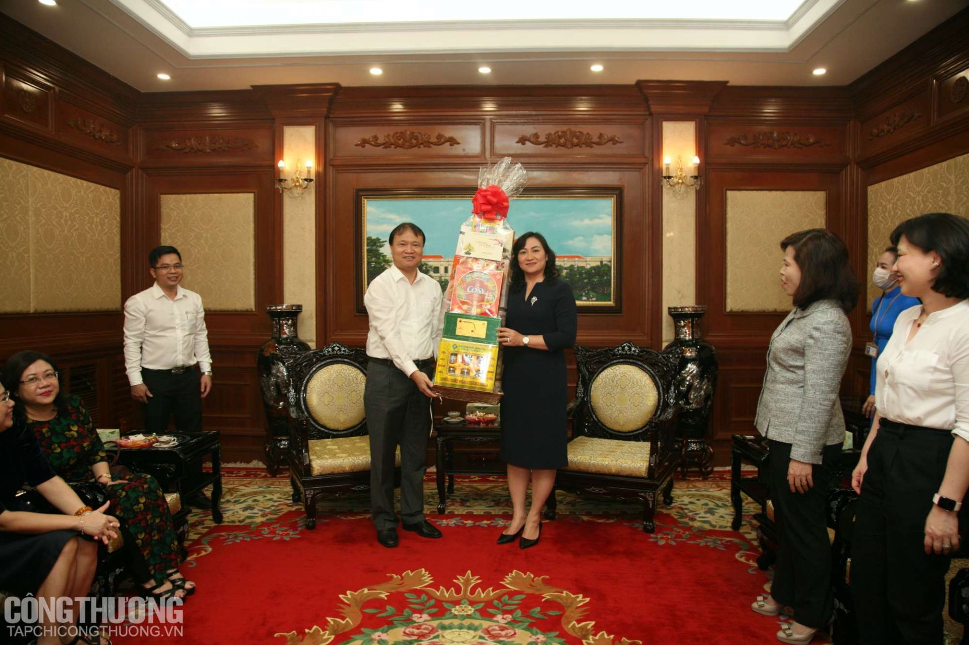 Lãnh đạo Bộ Công Thương cùng lãnh đạo UBND TP. Hồ Chí Minh trao quà và cảm ơn vì sự phối hợp tích cực trong những năm vừa qua