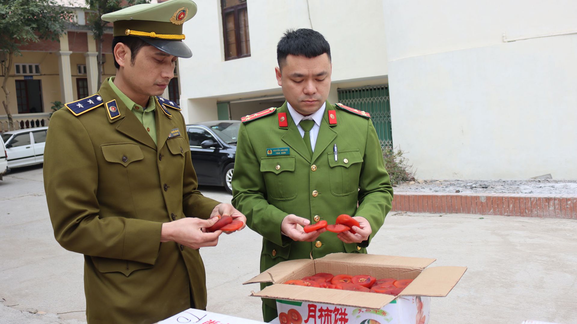 hàng tấn hồng sấy dẻo tìm đường vào Việt Nam tiêu thụ
