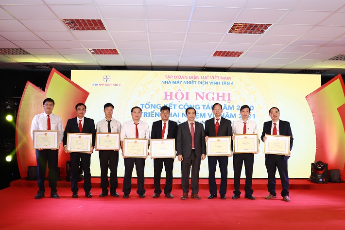 Phó Tổng giám đốc EVN Ngô Sơn Hải (thứ 4 từ phải sang) trao Bằng khen của EVN cho các cá nhân có thành tích xuất sắc trong năm 2020.