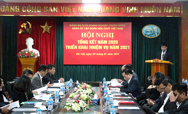 Đồng chí Nguyễn Văn Quý, Phó Bí thư Thường trực Đảng ủy Tập đoàn Báo cáo kết quả công tác Đảng năm 2020