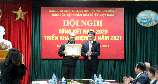 Đồng chí Nguyễn Văn Quý, Phó Bí thư Thường trực Đảng ủy Tập đoàn trao Bằng khen Đảng viên hoàn thành xuất sắc nhiệm vụ 5 năm liền