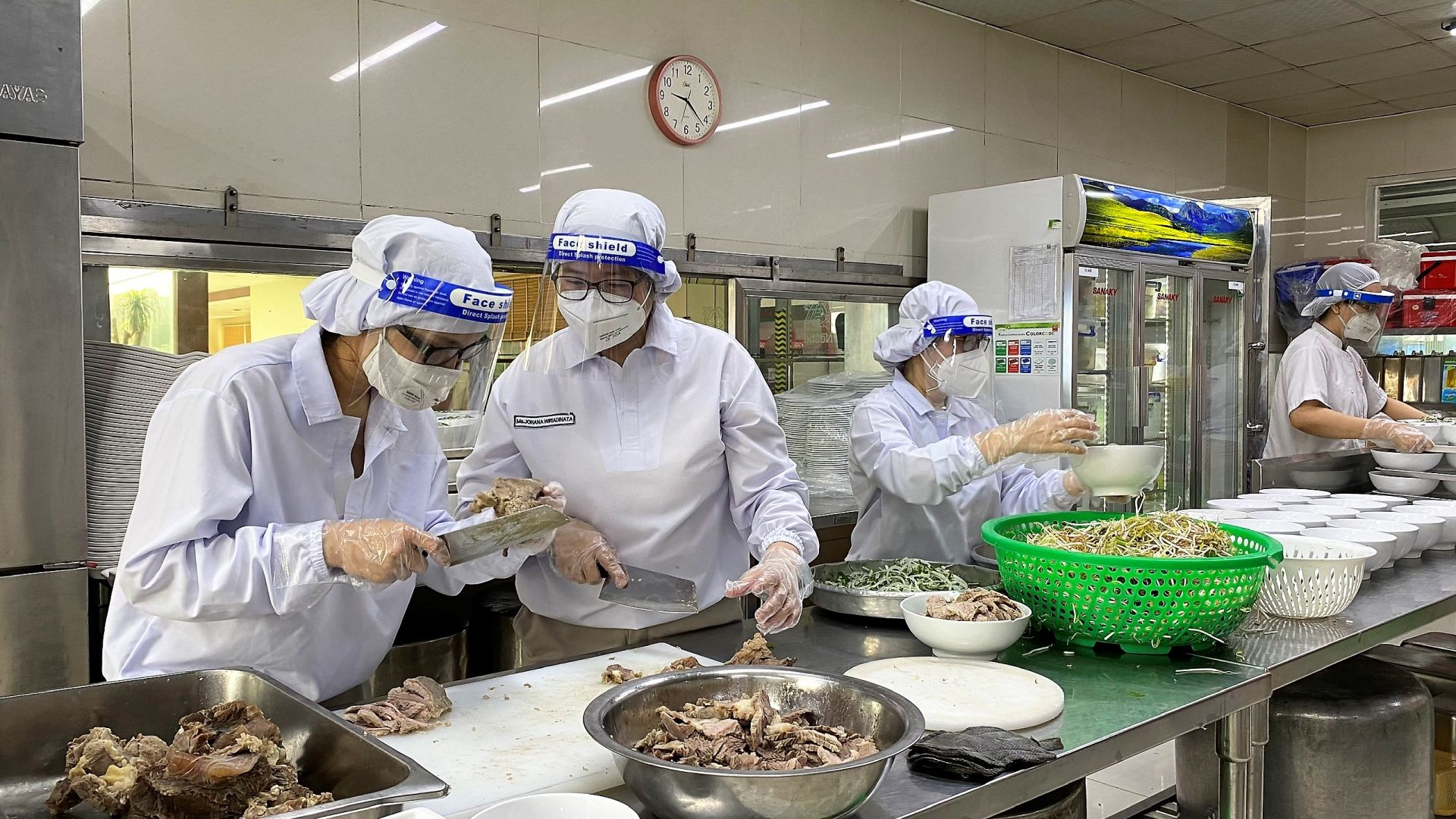 Nhân viên làm việc tại nhà máy chuẩn bị bữa ăn