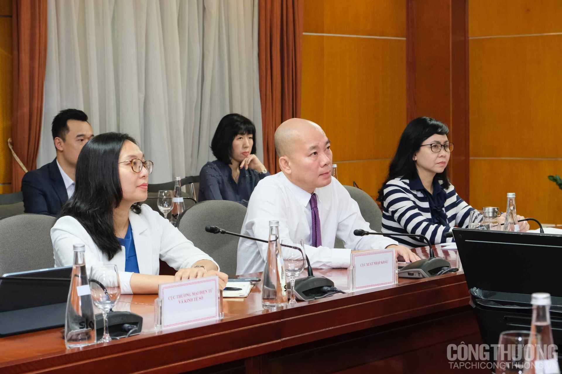 Bộ trưởng Nguyễn Hồng Diên làm việc trực tuyến với Bộ trưởng thứ hai Bộ Công Thương kiêm Bộ trưởng Bộ Lao động Singapore