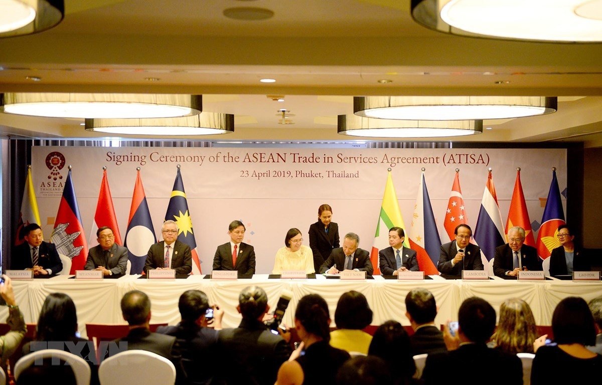 Các Bộ trưởng Kinh tế ASEAN ký kết hai văn kiện về ATISA và ACIA tại Thái Lan ngày 23/4/2019 - Ảnh: TTXVN