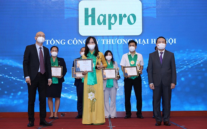  Đại diện của Hapro, Phó Tổng Giám đốc Đỗ Tuệ Tâm nhận Giải thưởng Thương hiệu mạnh Việt Nam 2020 – 2021 tại Lễ Vinh danh