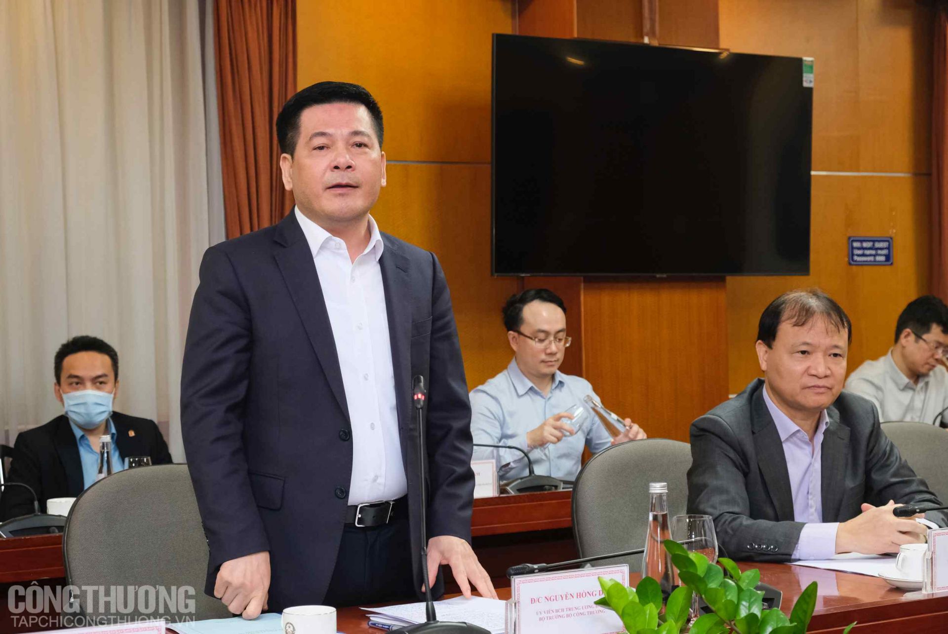 Bộ trưởng Bộ Công Thương Nguyễn Hồng Diên trân trọng những hỗ trợ đắc lực của các Đại sứ, Cơ quan đại diện Việt Nam tại nước ngoài trong các hoạt động ngoại giao kinh tế