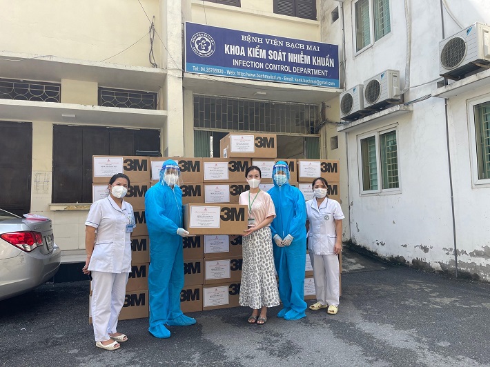 Đại diện Công ty Thuốc lá Thăng Long trao tặng Bệnh viện Bạch Mai 14.000 khẩu trang N95 3M - 1870+