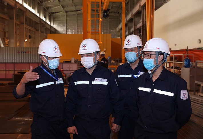 Giám đốc EVNPSC Phan Đình Hoà (thứ 2 trái sang) kiểm tra việc đại tu tổ máy S1 Nhà máy Nhiệt điện Thái Bình