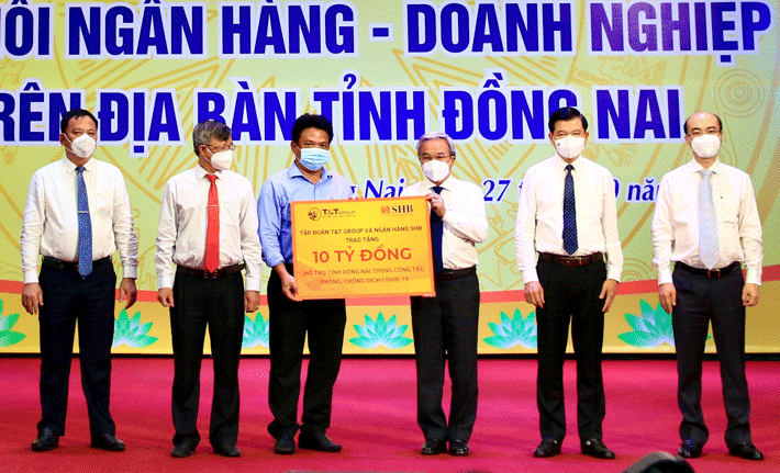 Đại diện Tập đoàn T&T Group và Ngân hàng SHB trao tặng Đồng Nai 10 tỷ đồng chống dịch Covid