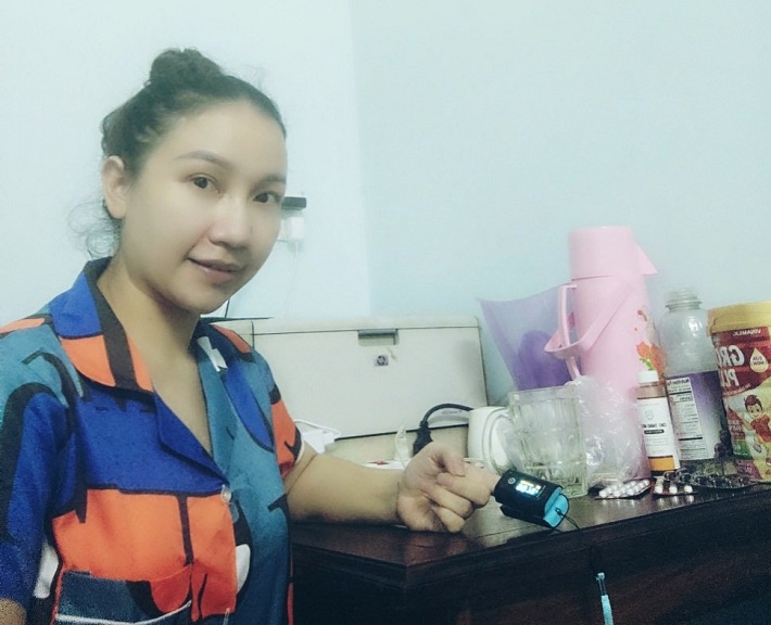 Chị Nguyễn Thị Tý Chinh, công tác tại Công ty Điện lực Thủ Đức đang sử dụng máy đo nồng độ Oxy do Tập đoàn Điện lực Việt Nam hỗ trợ