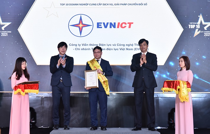 Đại diện EVNICT nhận giải thưởng