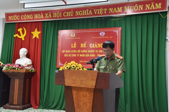 Đồng chí Đại tá Hồ Quang Thắng – Phó giám đốc công an tỉnh Đắk Nông - Trưởng ban tổ chức lớp học phát biểu tại buổi bế mạc khóa huấn luyện