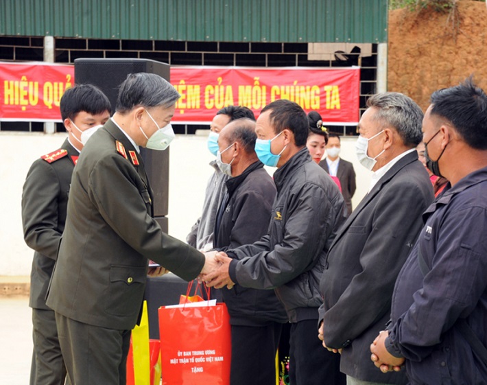 Đại tướng Tô Lâm, Ủy viên Bộ Chính trị, Bộ trưởng Bộ Công an gửi quà tặng tới các già làng, trưởng bản, người có uy tín trong phong trào Toàn dân bảo vệ an ninh Tổ quốc trên địa bàn xã Phì Nhừ