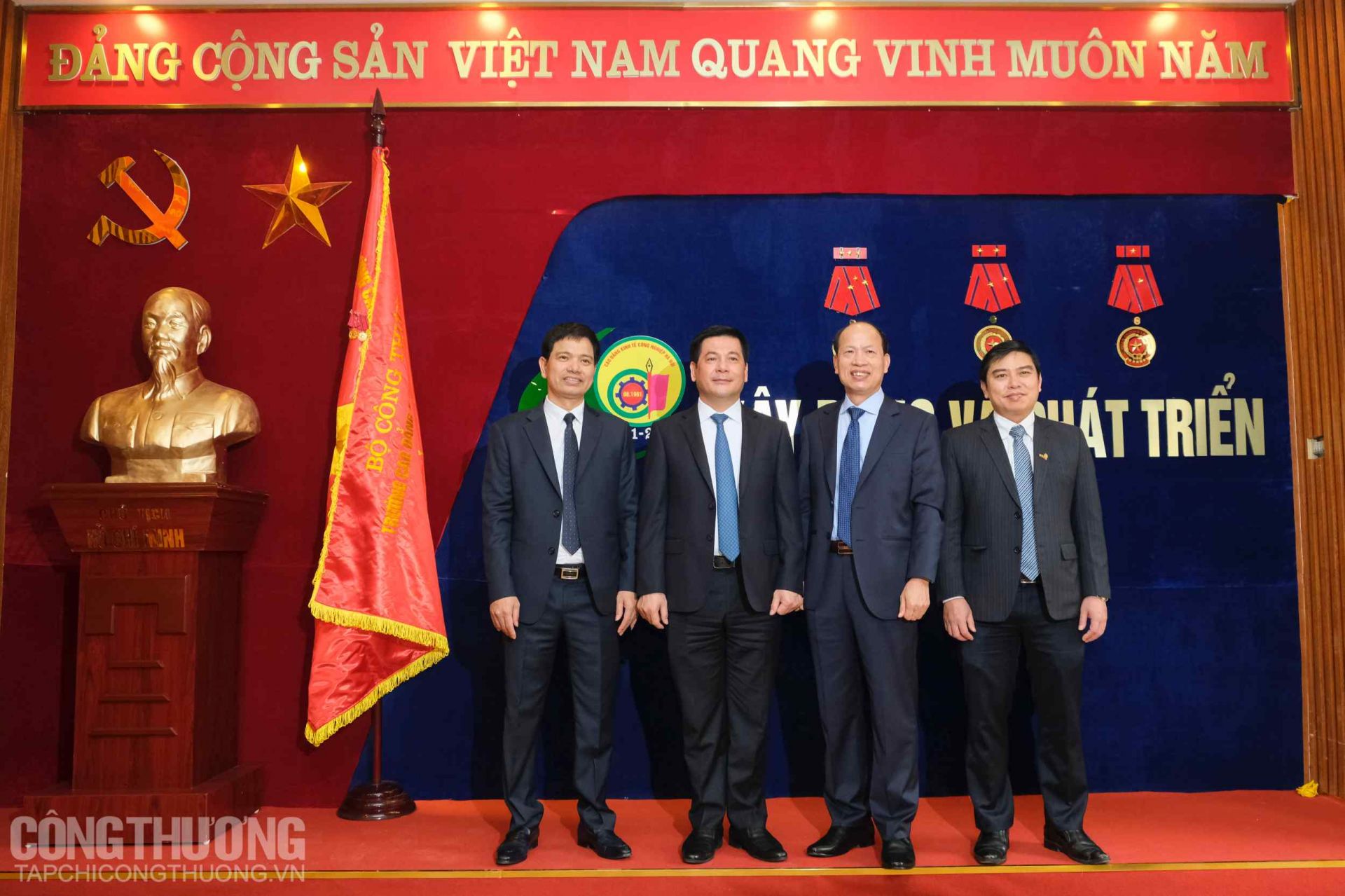 Bộ trưởng Bộ Công Thương tham quan phòng truyền thống Trường Cao đẳng Kinh tế Công nghiệp Hà Nội