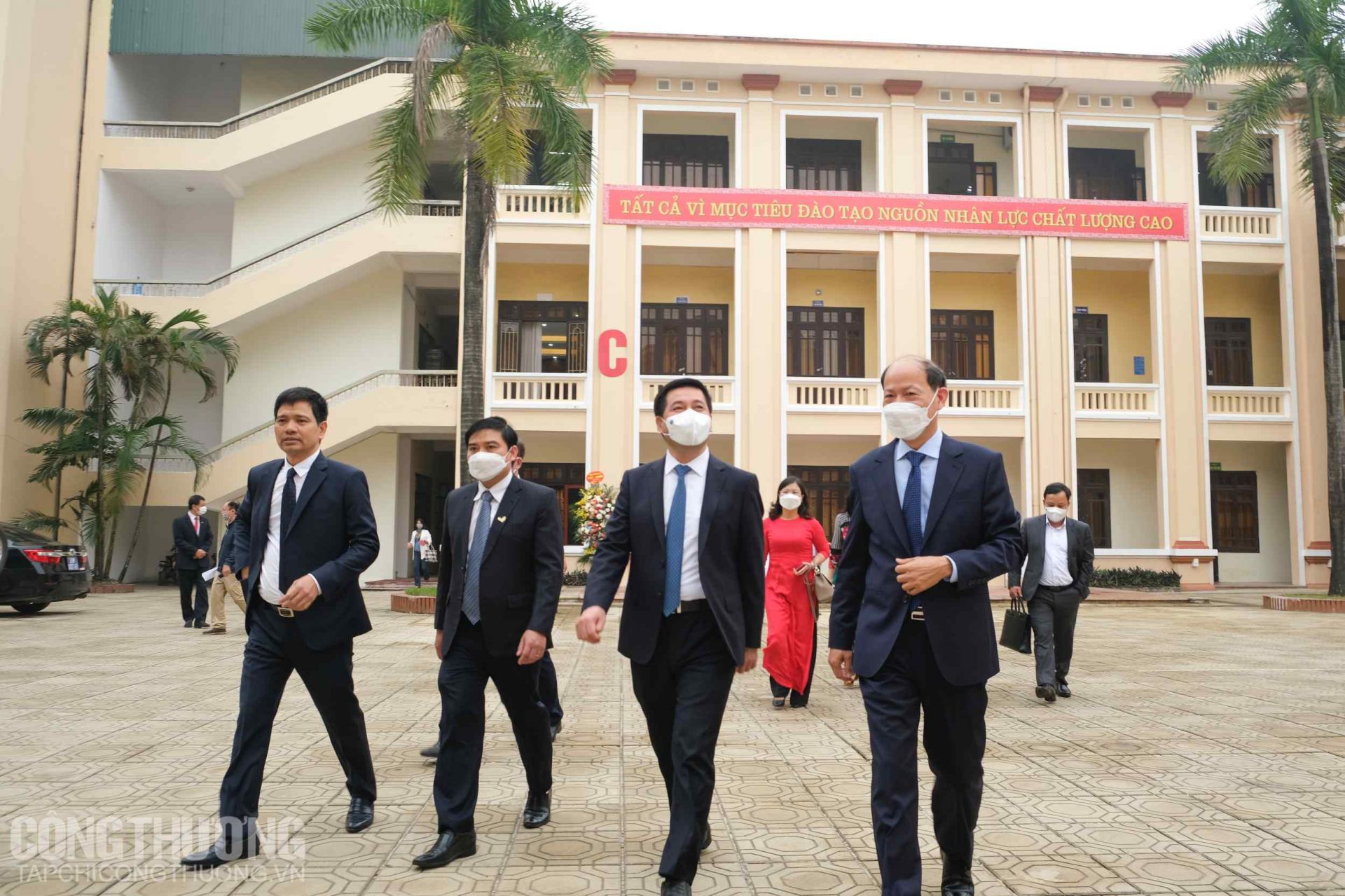 Bộ trưởng Bộ Công Thương tham quan Trường Cao đẳng Kinh tế Công nghiệp Hà Nội