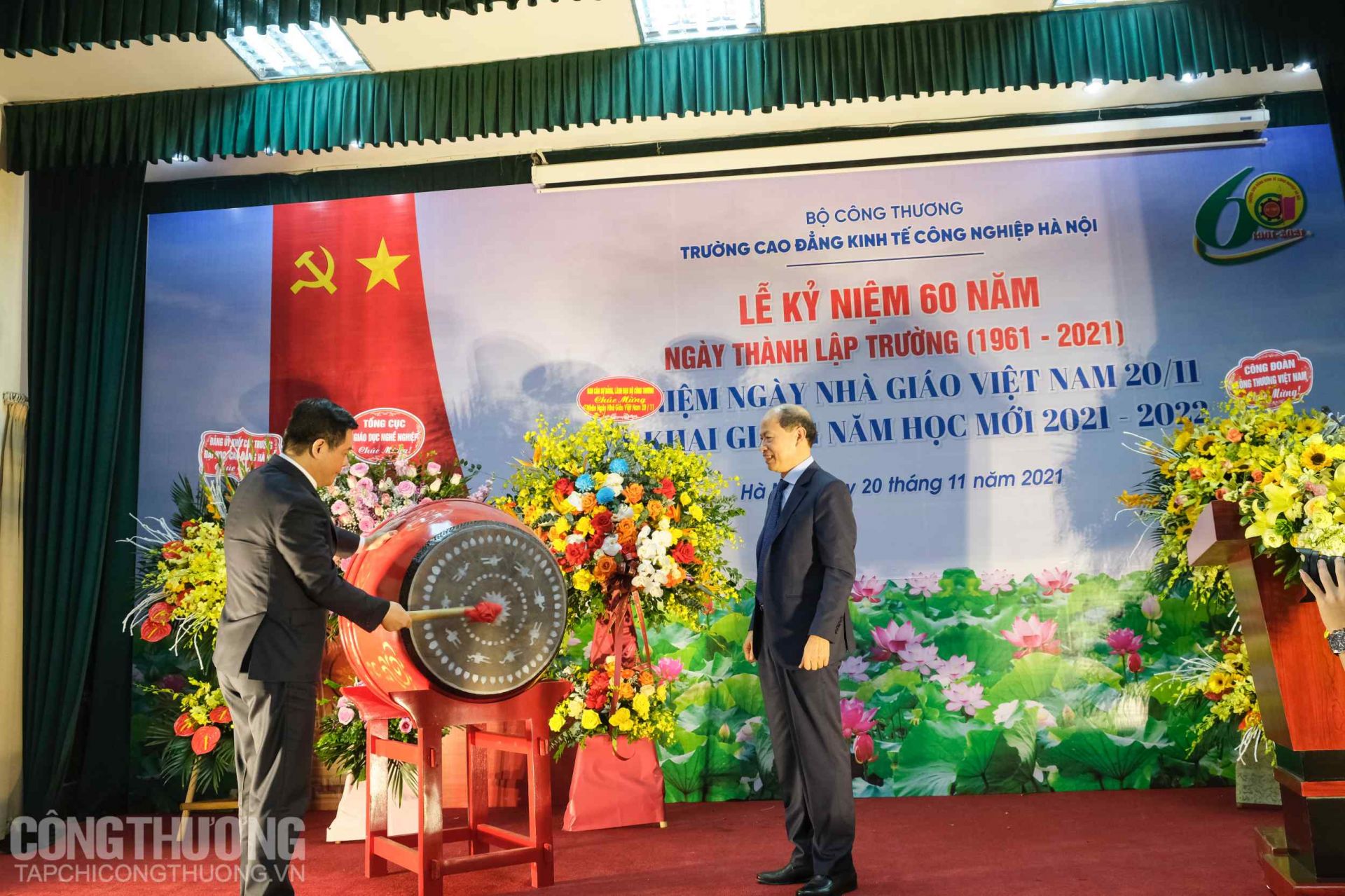 Bộ trưởng Nguyễn Hồng Diên đánh trống khai giảng năm học mới 2021-2022