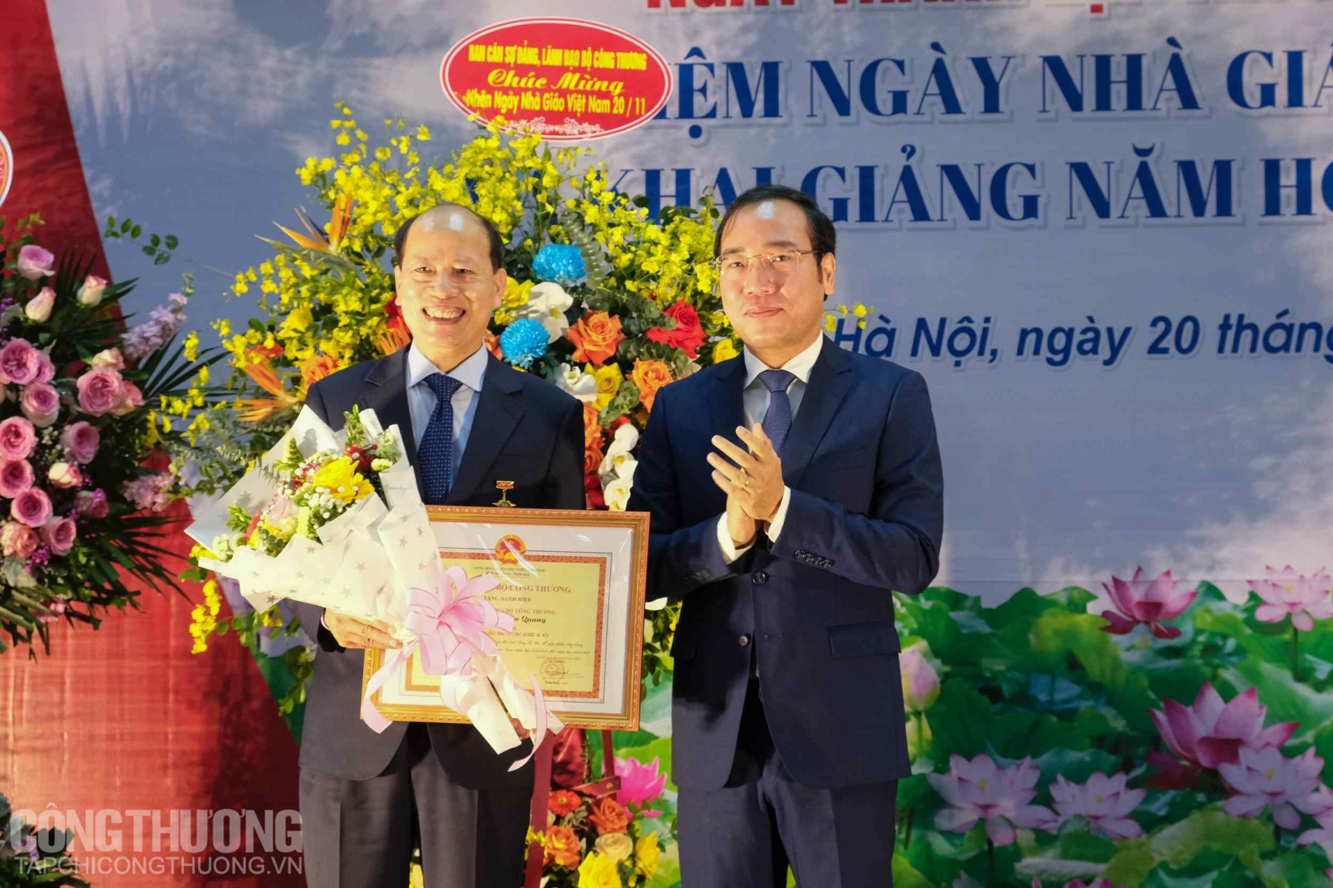 Chủ tịch Công đoàn Công Thương Việt Nam Trần Quang Huy trao tặng Bằng khen của Bộ trưởng Bộ Công Thương và Cờ thi đua của Tổng Liên đoàn Lao động Việt Nam cho cá nhân, tập thể Trường Cao đẳng Kinh tế Công nghiệp Hà Nội
