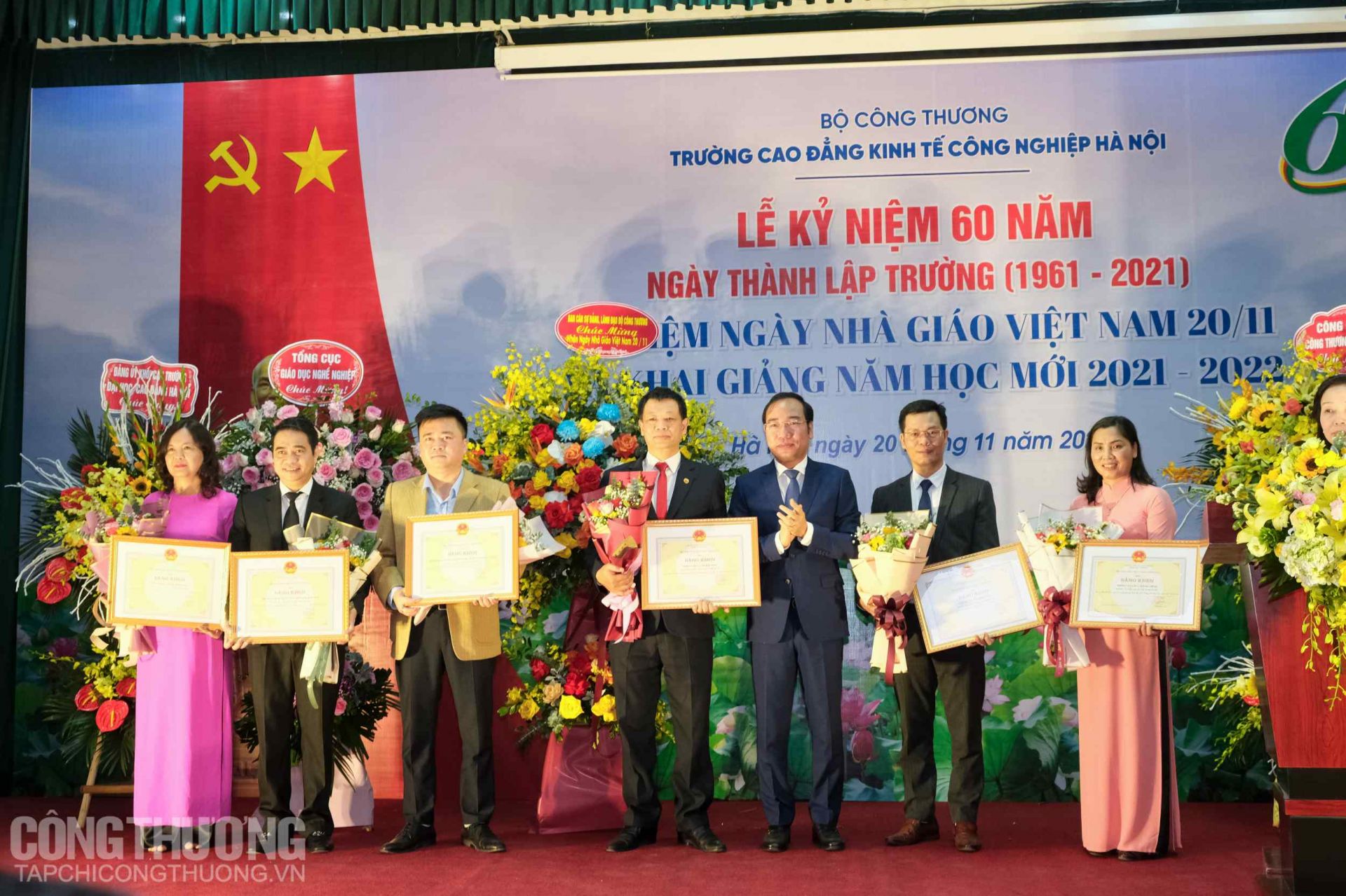 Chủ tịch Công đoàn Công Thương Việt Nam Trần Quang Huy trao tặng Bằng khen của Bộ trưởng Bộ Công Thương và Cờ thi đua của Tổng Liên đoàn Lao động Việt Nam cho cá nhân, tập thể Trường Cao đẳng Kinh tế Công nghiệp Hà Nội