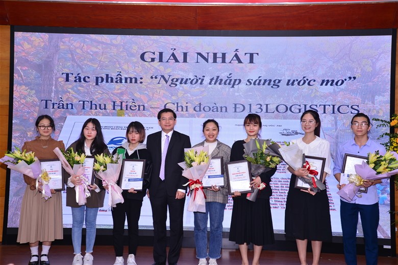 7 sinh viên đạt giải chụp ảnh lưu niệm cùng PGS.TS Đinh Văn Châu.