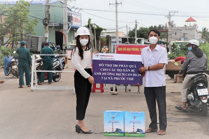 Ông Huỳnh Đình Dũng - Phó Chủ tịch UBND xã Phước Thể tiếp nhận hỗ trợ của Công ty Nhiệt điện Vĩnh Tân