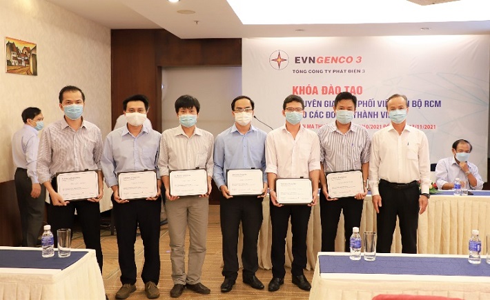 Ông Cao Minh Trung – Phó Tổng Giám đốc EVNGENCO3 trao nhận chứng chỉ hoàn thành khóa đào tạo cho các học viên
