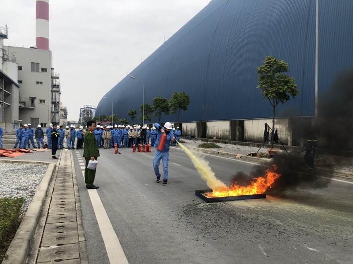 Đội PCCC Nhà máy Nhiệt điện Thái Bình 1 diễn tập dập đám cháy bằng bình bột CO2