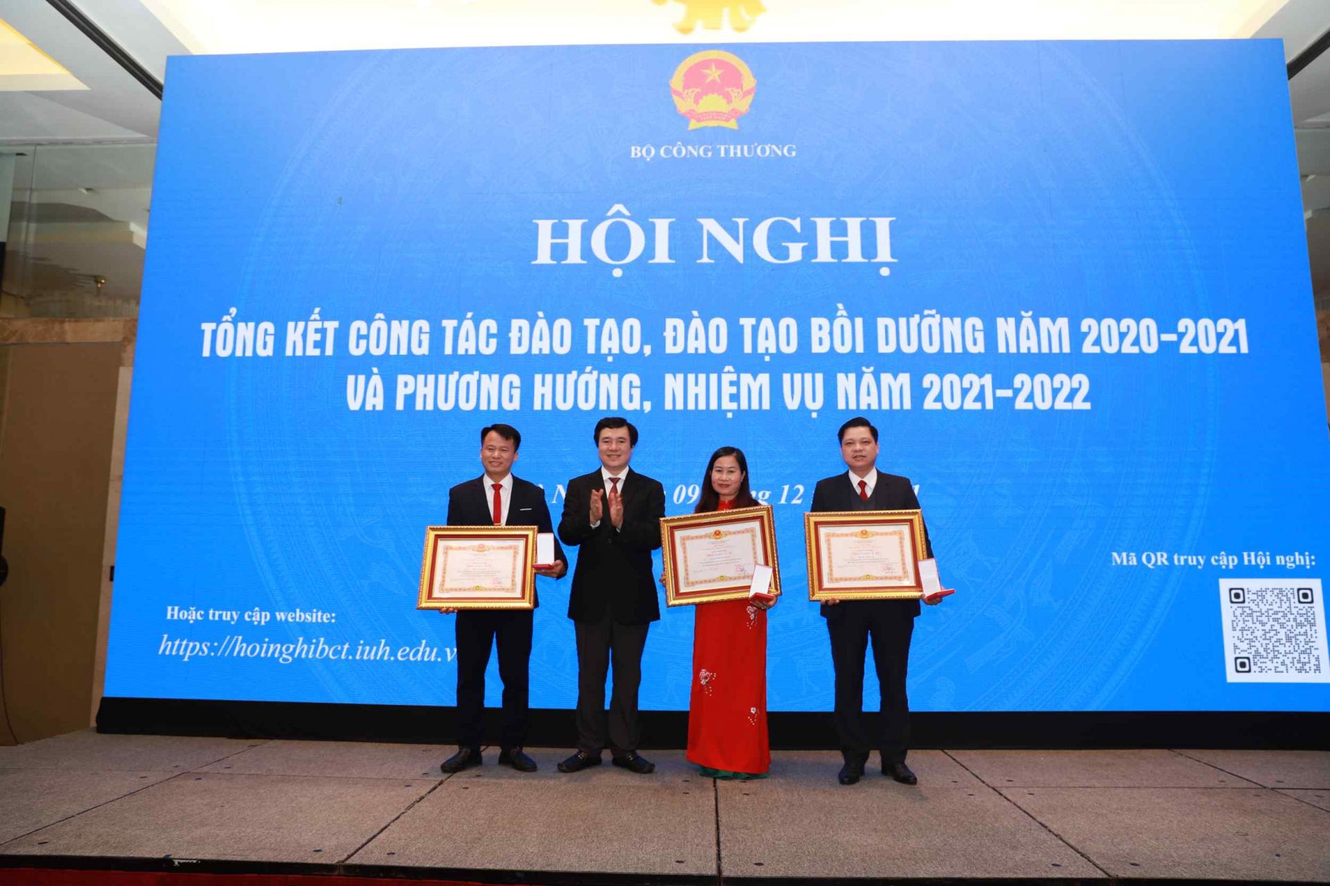 Thứ trưởng Nguyễn Sinh Nhật Tân trao danh hiệu Nhà giáo ưu tú cho các nhà giáo
