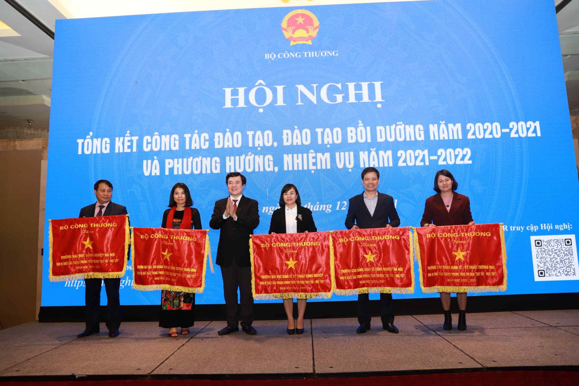 Thứ trưởng Nguyễn Sinh Nhật Tân trao cờ thi đua của Bộ trưởng Bộ Công Thương cho các trường có thành tích xuất sắc trong năm học 2020-2021