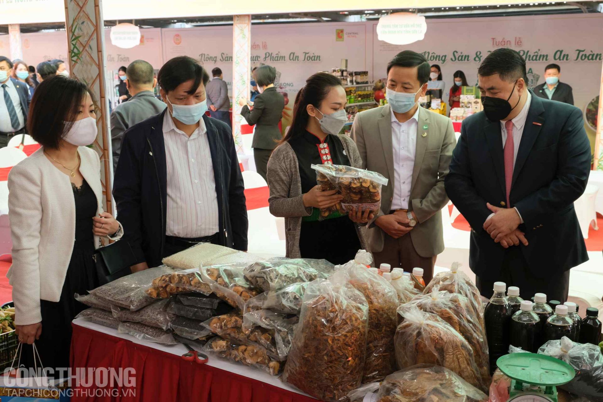 Khách mời và người tiêu dùng trải nghiệm các sản phẩm nông sản tỉnh Sơn La