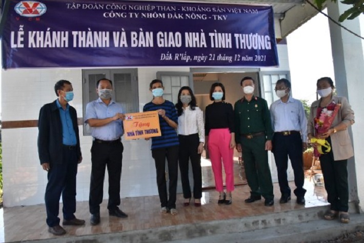  Đại diện Công ty Nhôm Đắk Nông-TKV thay mặt Tập đoàn công nghiệp Than – Khoáng sản Việt Nam tặng nhà tình thương cho các hộ nghèo.